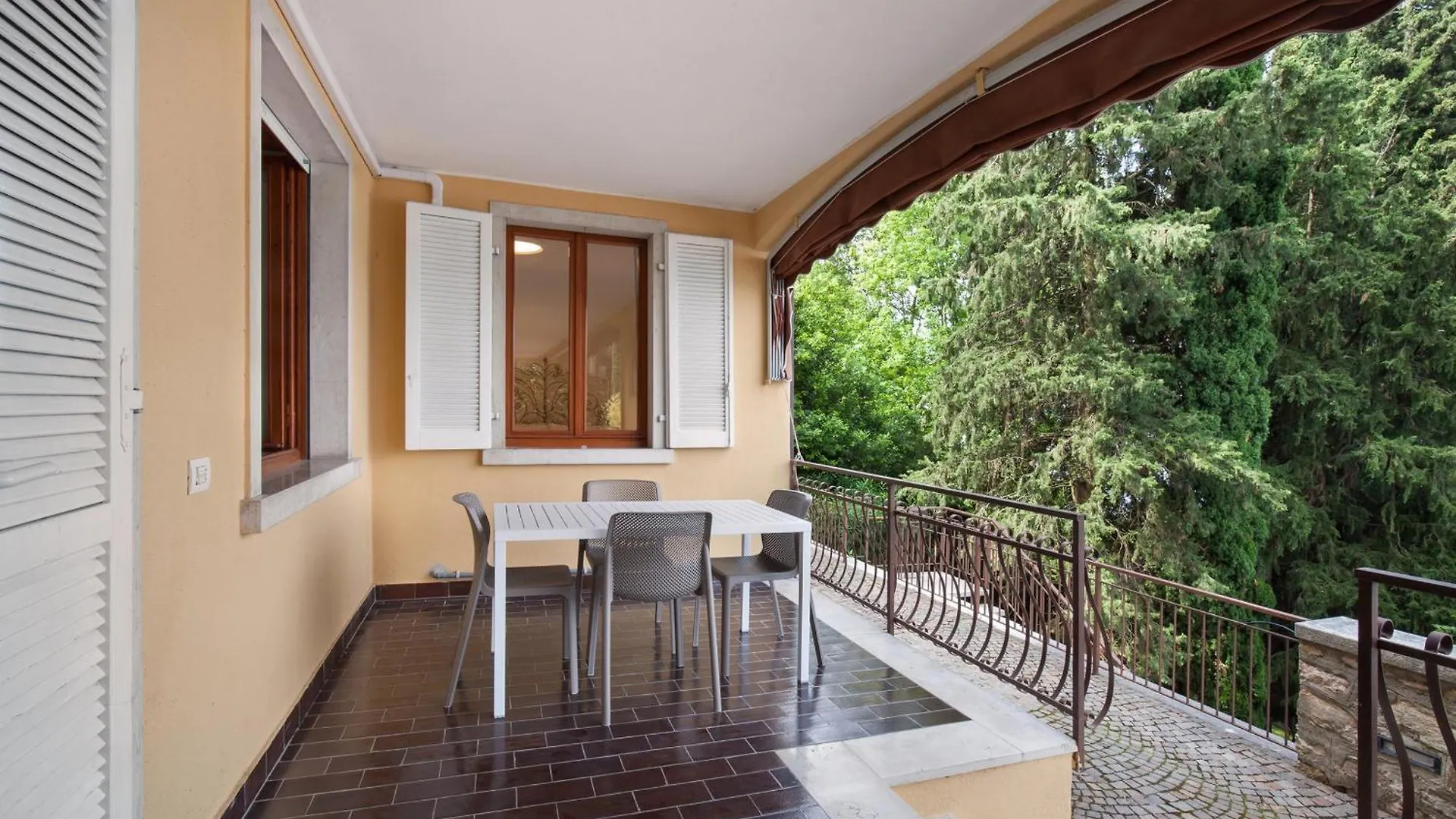 Apartment La Casa Di Arianna Torri Del Benaco Italy